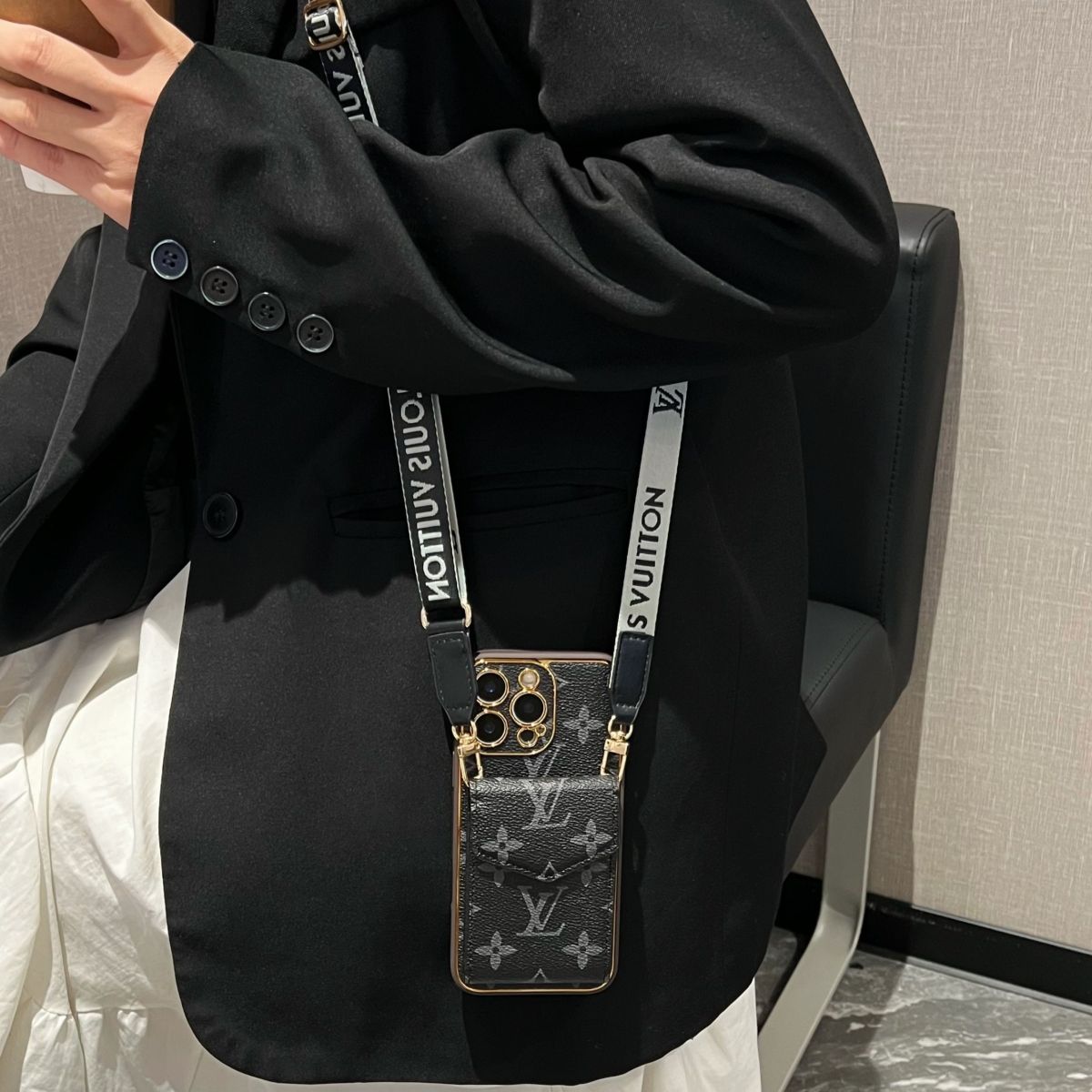 Premium Leather iPhone Case: Integrated Wallet & Detachable Strap